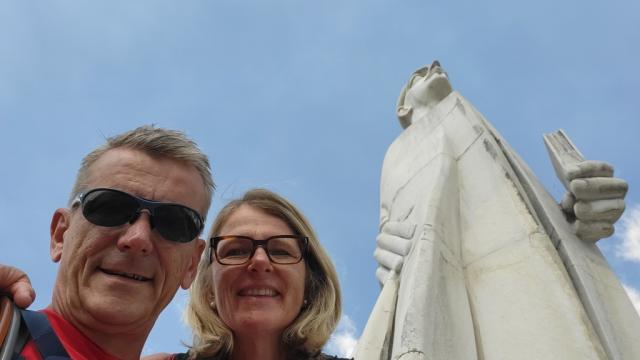 vor der monumentalen Statue des heiligen Thomas von Aquin halten wir den Moment mit einem Foto fest