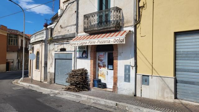 Holzlieferung für Pizzeria und Holzofenbäckerei ein seltener Anblick, denn wo wird heute noch mit Holz Brot gebacken