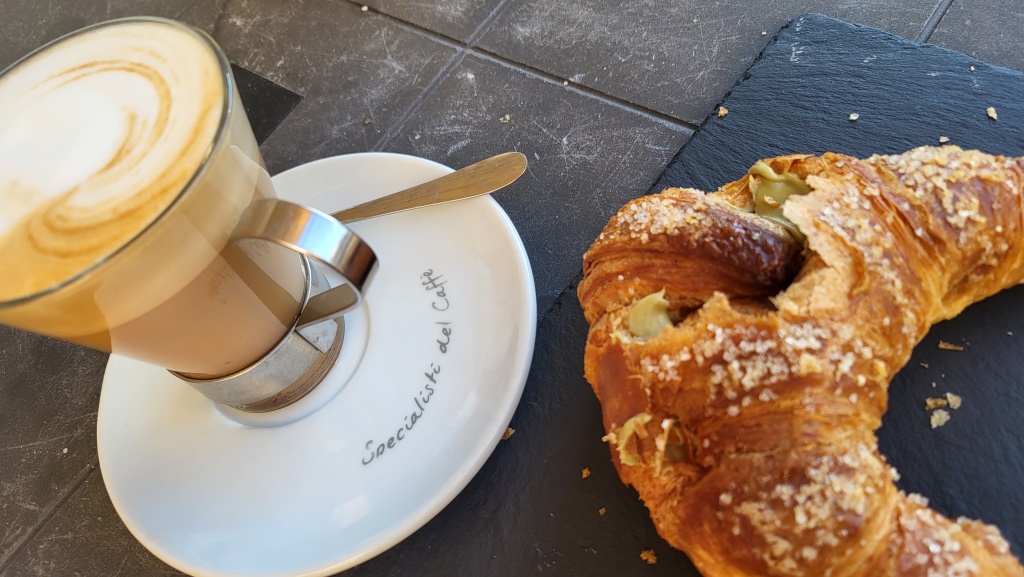 ...und geniessen in Cassino ein Frühstück