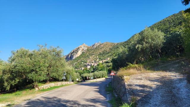 wir blicken nach Roccasecca zurück, wo auf einem Hügel die mittelalterliche Festung der Grafen von Aquin thront