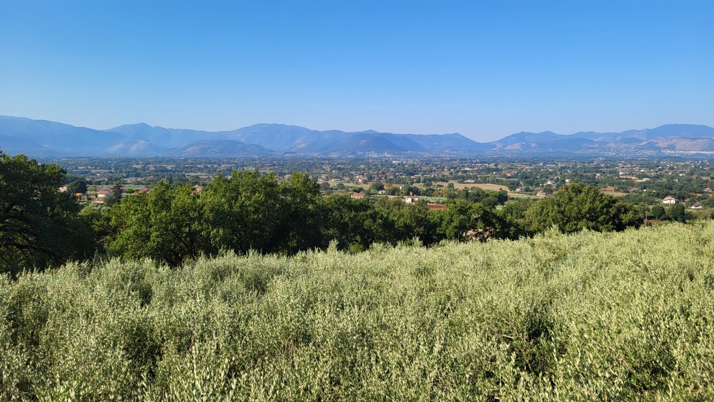 ...von wo man einen schönen Blick auf das Liri-Tal und die Monti Aurunci geniesst