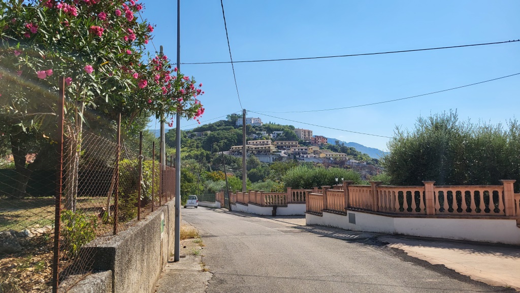 der Cammino di San Benedetto führt nun steil hinauf nach Piedimonte San Germano Alta