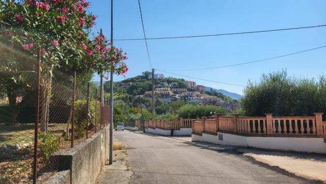 der Cammino di San Benedetto führt nun steil hinauf nach Piedimonte San Germano Alta