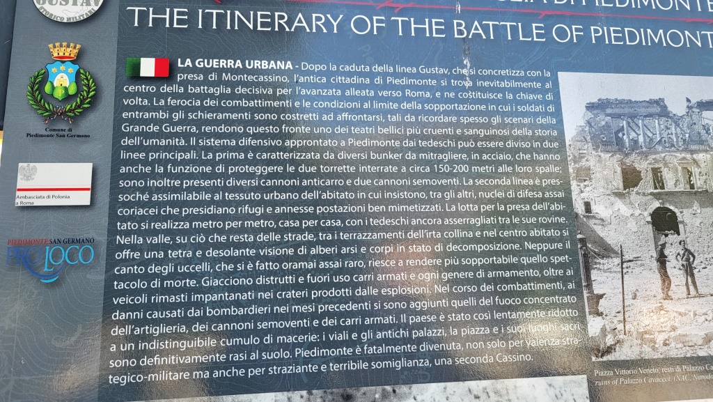 die Tafeln erläutern, was hier im 2. Weltkrieg geschah; Montecassino war die Hölle auf Erden