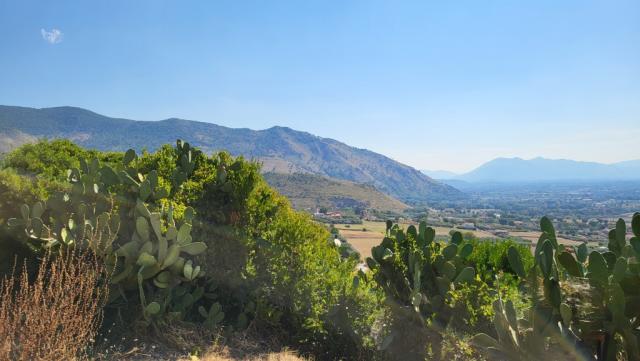 Montecassino verbirgt sich hinter der Bergkette, die sich vor uns erstreckt