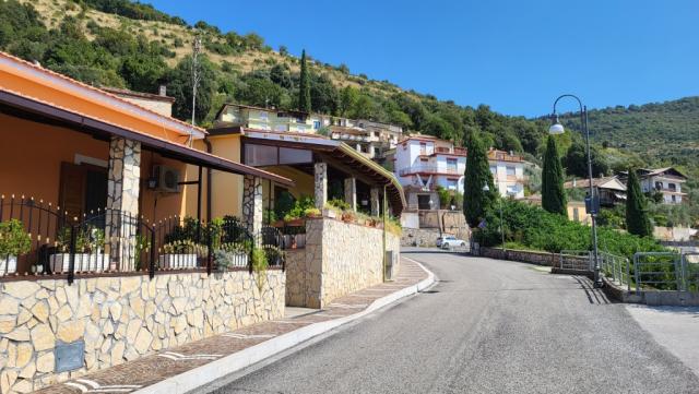 über Nebenstrassen erreichen wir das sehr schön gelegene Villa Santa Lucia