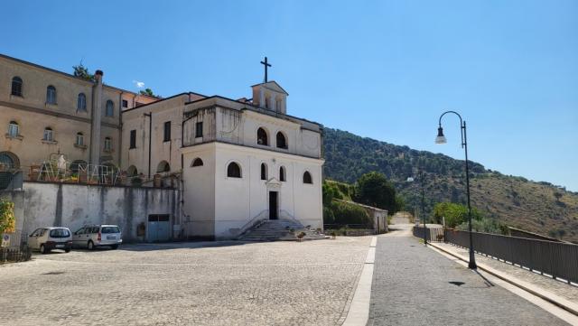 kurz nach Villa Santa Lucia erhebt sich die Wallfahrstkirche Madonna delle Grazie