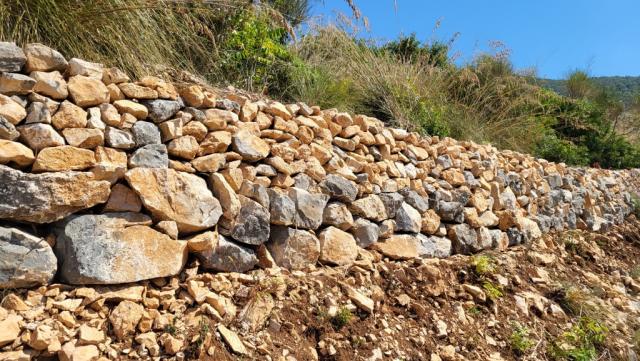 der Weg, begleitet von einer beeindruckenden Trockensteinmauer, wurde vermutlich erst vor Kurzem angelegt