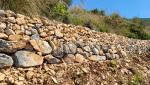 der Weg, begleitet von einer beeindruckenden Trockensteinmauer, wurde vermutlich erst vor Kurzem angelegt