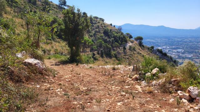über diesen wunderschönen Höhenweg, umrunden wir die Bergschulter des Monte Maggio
