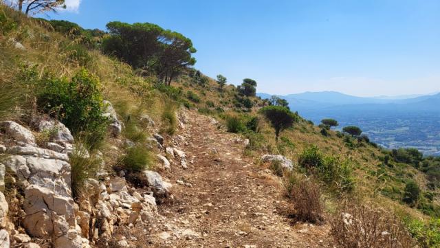 leicht aufsteigend geht es um die südlichen Ausläufer des Gebirgskamm und um den Kalvarienberg