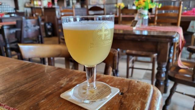 wir lassen es uns nicht nehmen und bestellen ein Bier. Ein grosses, versteht sich