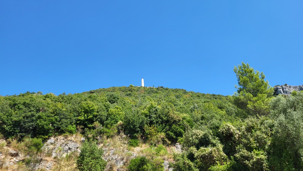 links von uns steht auf dem Gipfel des Kalvarienbergs der Obelisk, der auf den polnischen Kriegsfriedhof hinweist