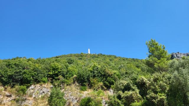 links von uns steht auf dem Gipfel des Kalvarienbergs der Obelisk, der auf den polnischen Kriegsfriedhof hinweist