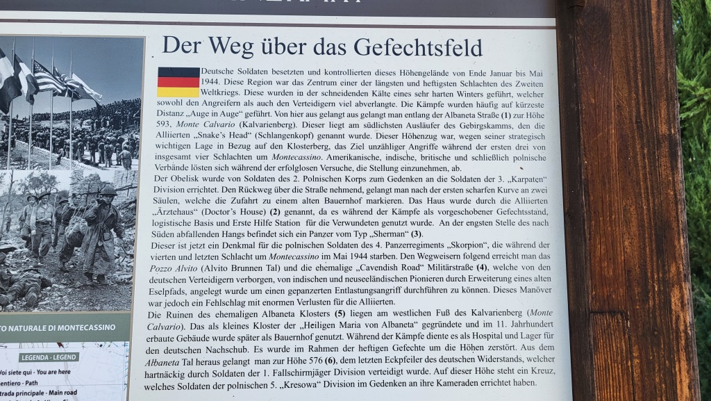 eine Infotafel erinnert daran, dass dieser unscheinbare Weg im Krieg von grosser strategischer Bedeutung war