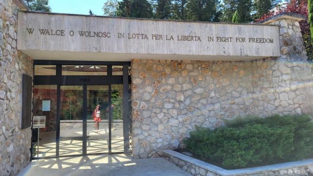 beim Eintritt in den polnischen Kriegsfriedhof von Montecassino legt sich eine besondere Stille über den Weg