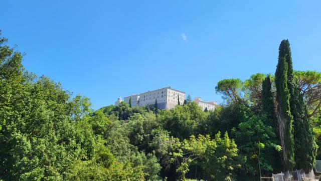 wir verlassen den Friedhof, und plötzlich erscheint über uns die auf einem Hügel thronende Abtei von Montecassino