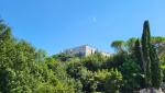 wir verlassen den Friedhof, und plötzlich erscheint über uns die auf einem Hügel thronende Abtei von Montecassino