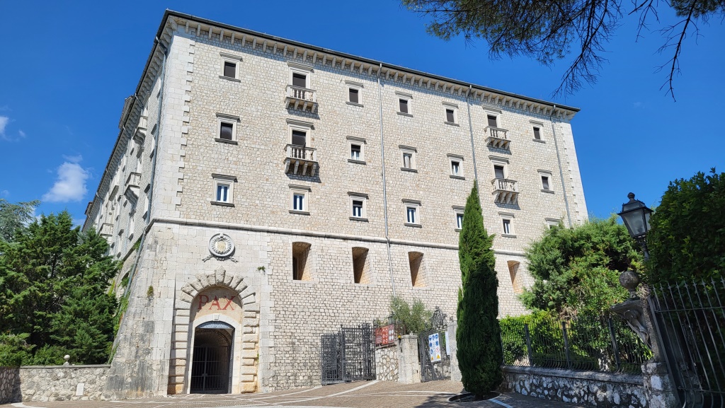 wir biegen um eine Kurve – und plötzlich liegt die Abtei von Montecassino in ihrer ganzen Majestät vor uns