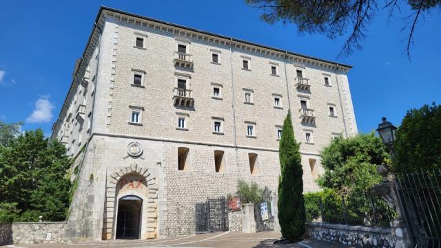 wir biegen um eine Kurve – und plötzlich liegt die Abtei von Montecassino in ihrer ganzen Majestät vor uns