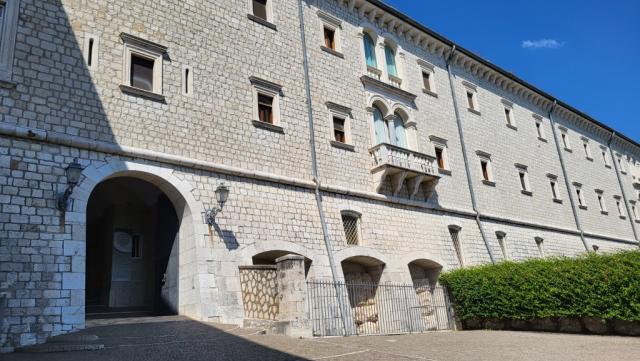 die über 1500-jährige Abtei empfängt uns mit einem ebenso kurzen wie eindringlichen Gruss - PAX