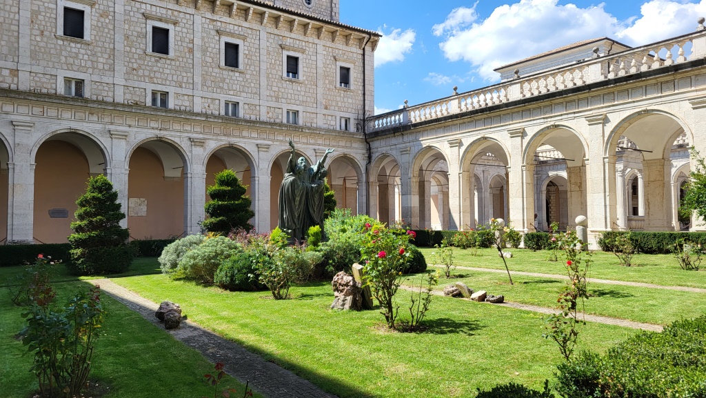der schöne Klostergarten mit dem „Kreuzgang am Eingang“.