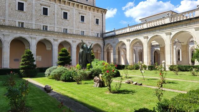 der schöne Klostergarten mit dem „Kreuzgang am Eingang“.