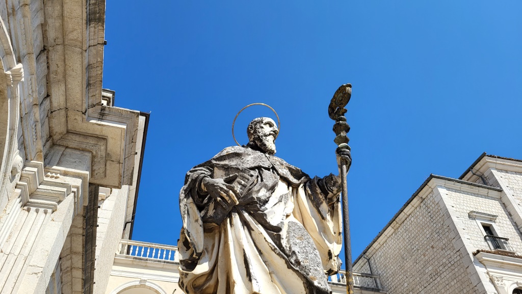 die Statue des hl. Benedikt von Norcia. Benedikt starb am 21. März 547 hier in der Abtei Montecassino