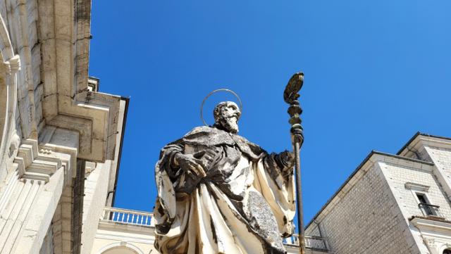 die Statue des hl. Benedikt von Norcia. Benedikt starb am 21. März 547 hier in der Abtei Montecassino