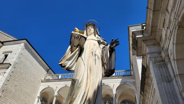 die Statue seiner Schwester die hl. Scolastica von Norcia. Sie starb hier in der Abtei Montecassino 542