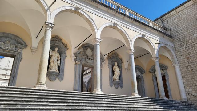 wir steigen die monumentale Treppe hinauf, und mit jedem Schritt rückt die Basilika näher