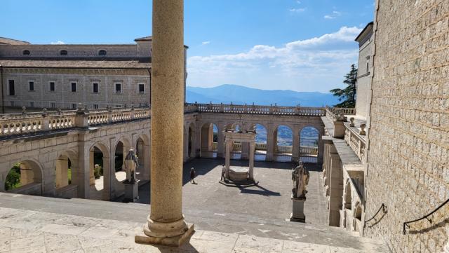 wir blicken auf den Kreuzgang von Bramante mit den Statuen von Benedetto und Scolastica