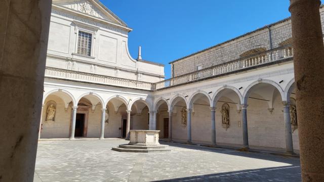 der obere Kreuzgang vor der Basilica wird „Kreuzgang der Wohltäter“ genannt