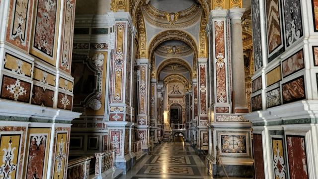 wir treten in die reich geschmückte mit Marmor und Einlegearbeiten erbaute Basilika