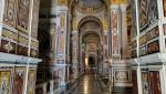 wir treten in die reich geschmückte mit Marmor und Einlegearbeiten erbaute Basilika