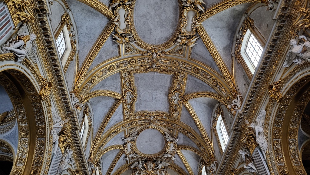 die Basilika ist geprägt von prächtigen Gewölben, die in zartem Hellblau und glänzendem Gold gehalten sind