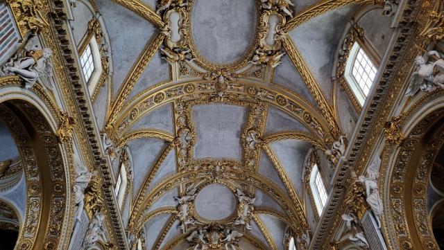 die Basilika ist geprägt von prächtigen Gewölben, die in zartem Hellblau und glänzendem Gold gehalten sind