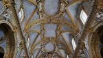 die Basilika ist geprägt von prächtigen Gewölben, die in zartem Hellblau und glänzendem Gold gehalten sind