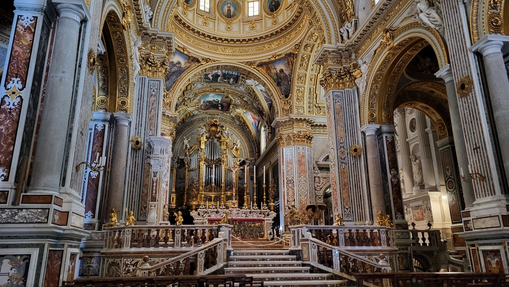 der reich verzierte Chor des Basilika