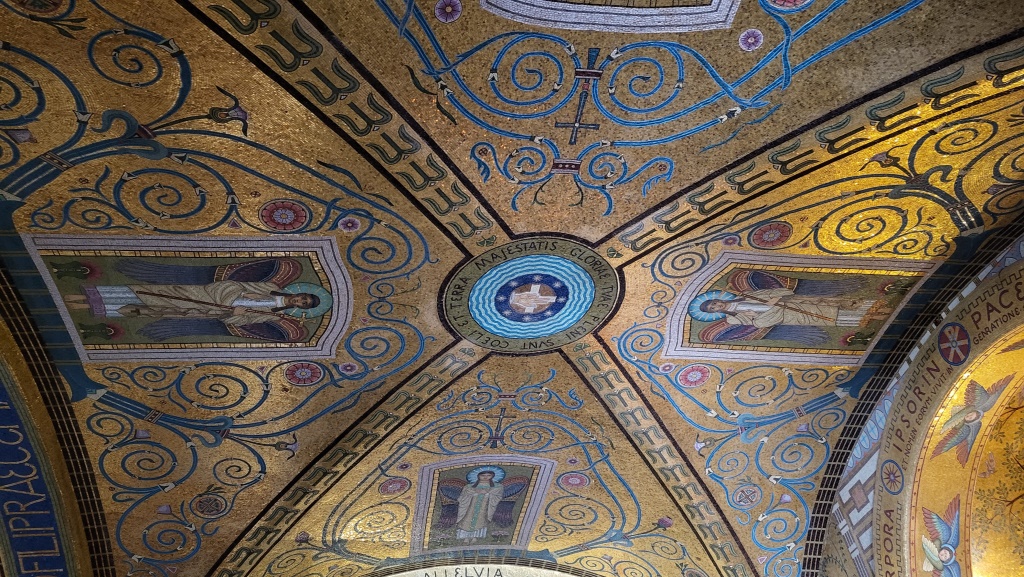 eine Fülle aus Fresken, Mosaiken, Marmor, vergoldetem Stuck und Intarsien, von unglaublicher Schönheit