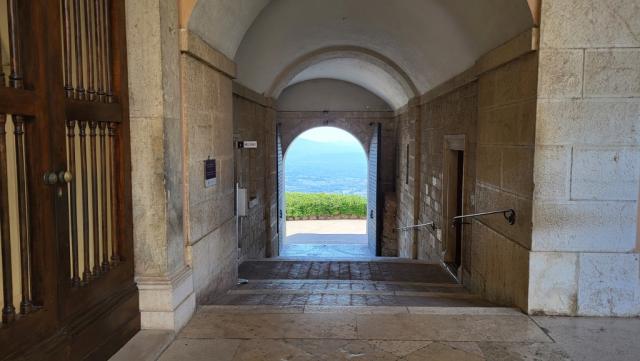 ...verlassen wir die Abtei Montecassino