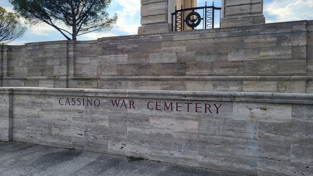 in diesem Friedhof ruhen über 4000 alliierte Soldaten, die während der Schlachten um Monte Cassino 1944 fielen