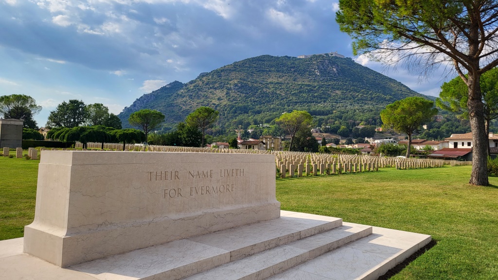 vom Friedhof blicken wir hinauf zu Abtei von Montecassino. 70'000 Soldaten fielen bei der Schlacht um Montecassino