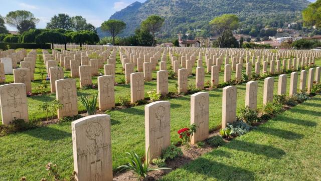 dieser Friedhof wie auch viele andere Kriegsgräberstätte, sollten eine Mahnung zum Frieden sein