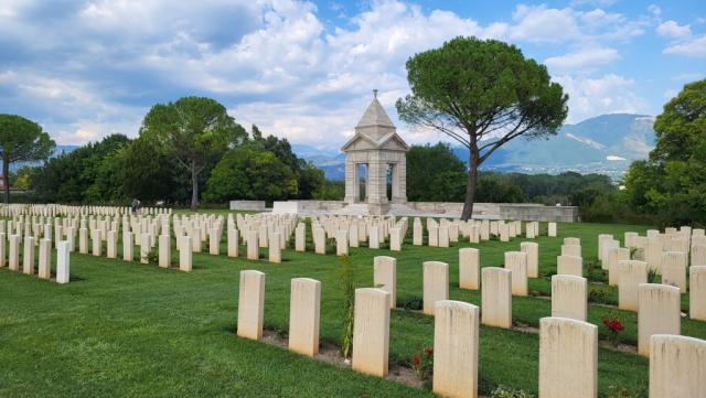 die deutschen Gefallenen, mehr als 20 000 an der Zahl, liegen auf einem eigenen Soldatenfriedhof in Cassino