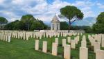 die deutschen Gefallenen, mehr als 20 000 an der Zahl, liegen auf einem eigenen Soldatenfriedhof in Cassino