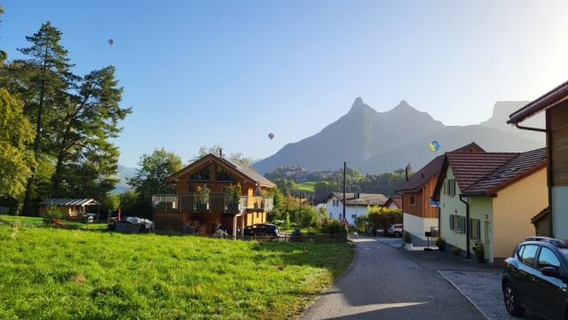 ...und laufen nach Pringy. Am Horizont sind Dent de Broc und Dent du Chamois ersichtlich