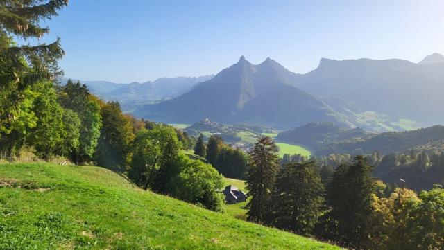 ...Städtchen Gruyères mit Dent de Broc, Dent du Chamois und Dent du Bourgo im Rücken, geht es steil aufwärts