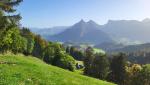 ...Städtchen Gruyères mit Dent de Broc, Dent du Chamois und Dent du Bourgo im Rücken, geht es steil aufwärts