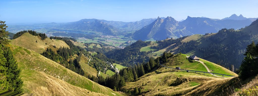 ...und geniessen gleichzeitig die grandiose Aussicht auf Gruyères und seine Umgebung. Superschön